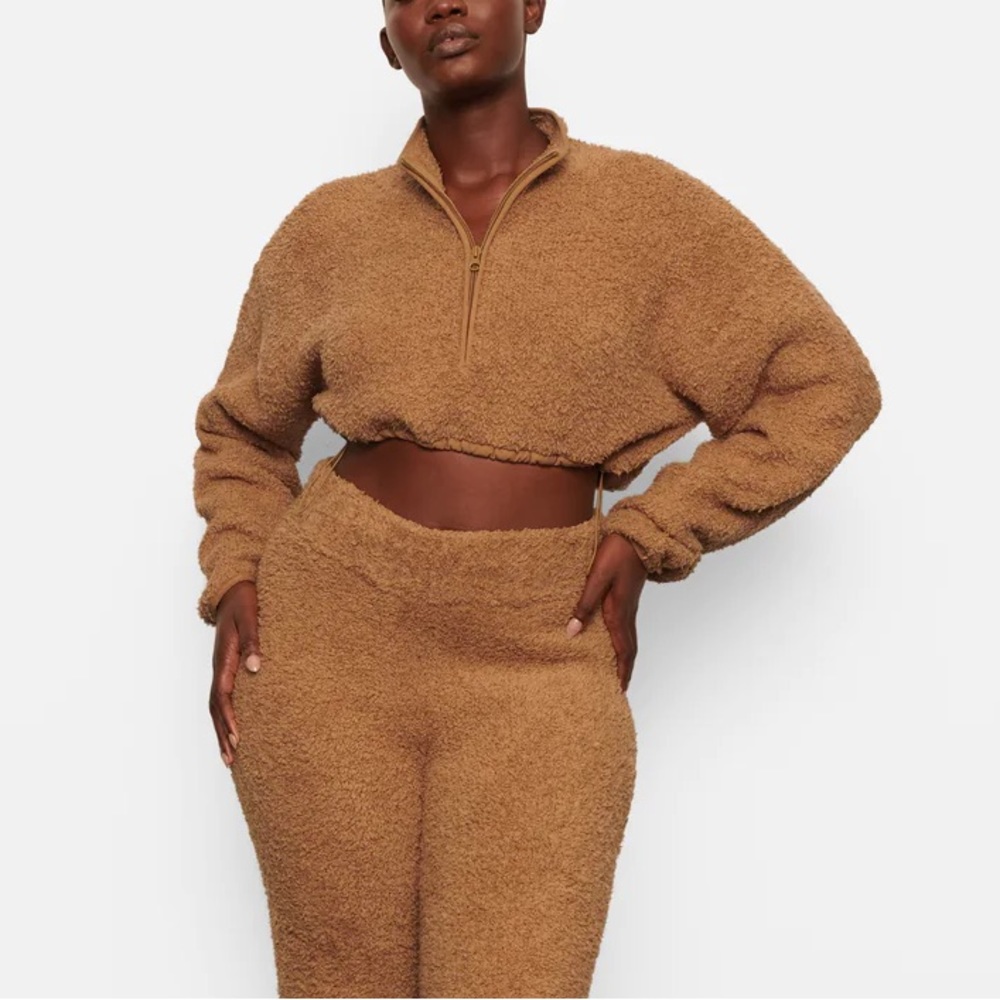 SKIMS COZY KNIT CROPPED PULLOVER in camel